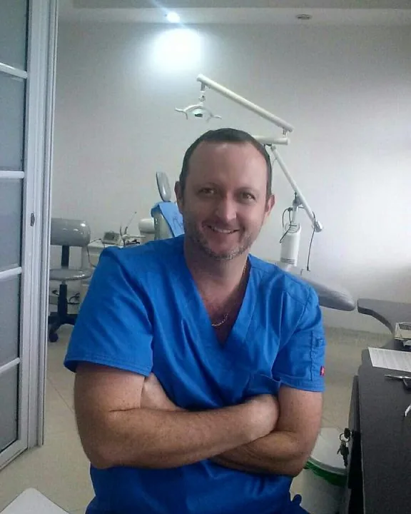 El Dr. Oscar Gómez en su consultorio de endodoncia del Centro Médico Clínica Bucaramanga